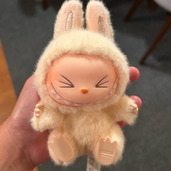 THE MONSTERS- Have a Seat Vinyl Plush - Sisi - Picture 3 of 3